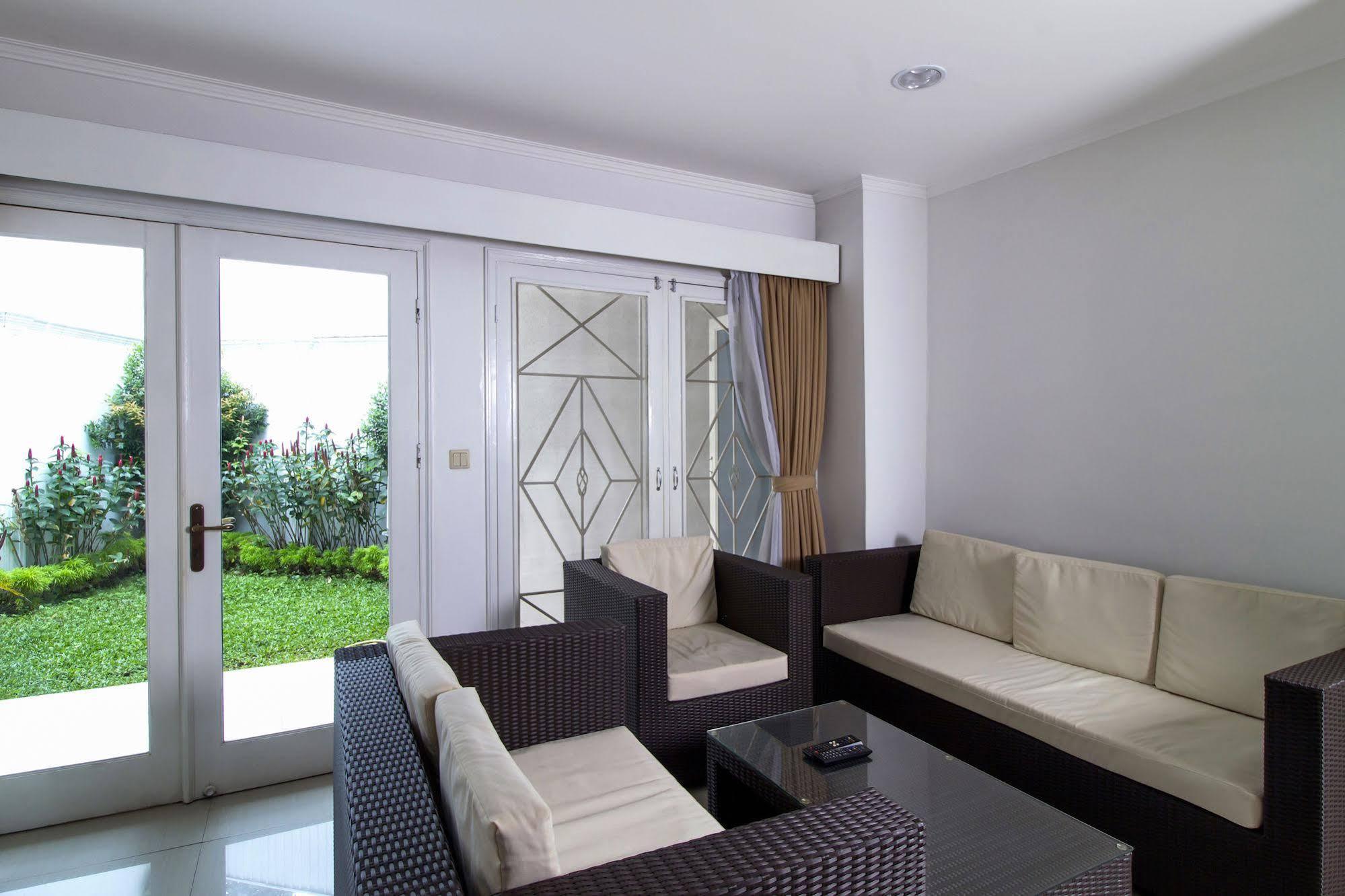 Reddoorz Plus @ Tendean Jakarta Kültér fotó