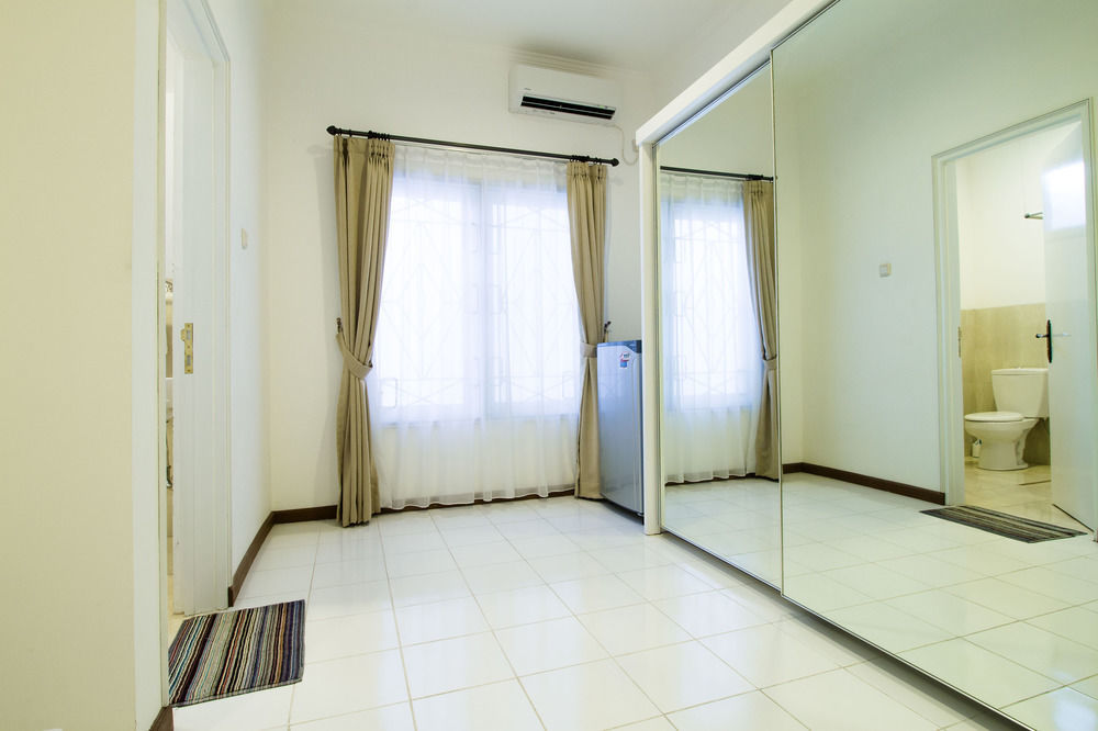 Reddoorz Plus @ Tendean Jakarta Kültér fotó