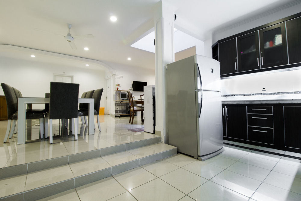 Reddoorz Plus @ Tendean Jakarta Kültér fotó