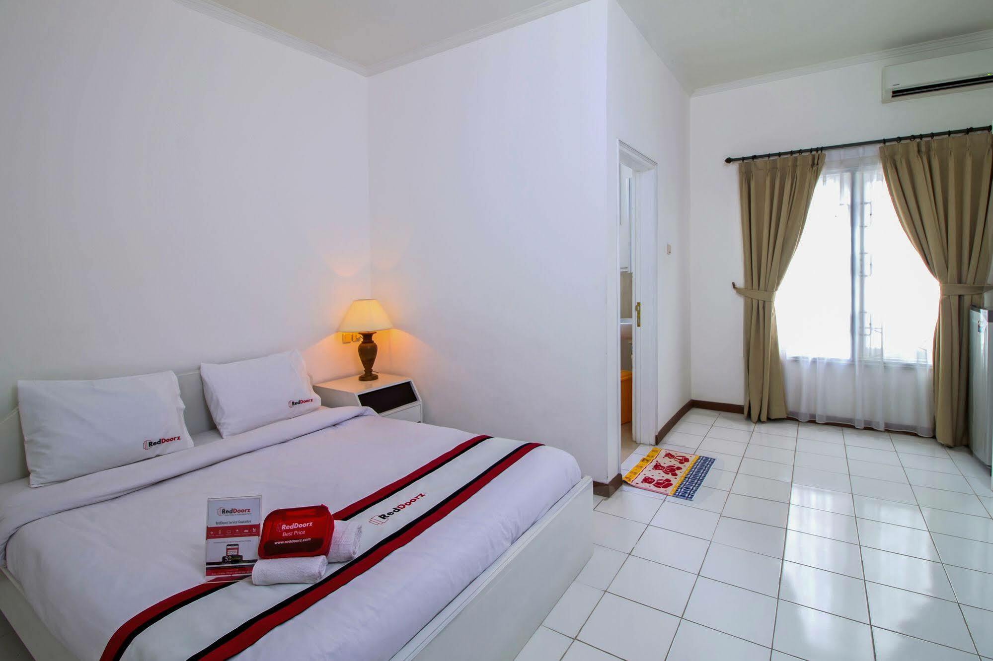 Reddoorz Plus @ Tendean Jakarta Kültér fotó