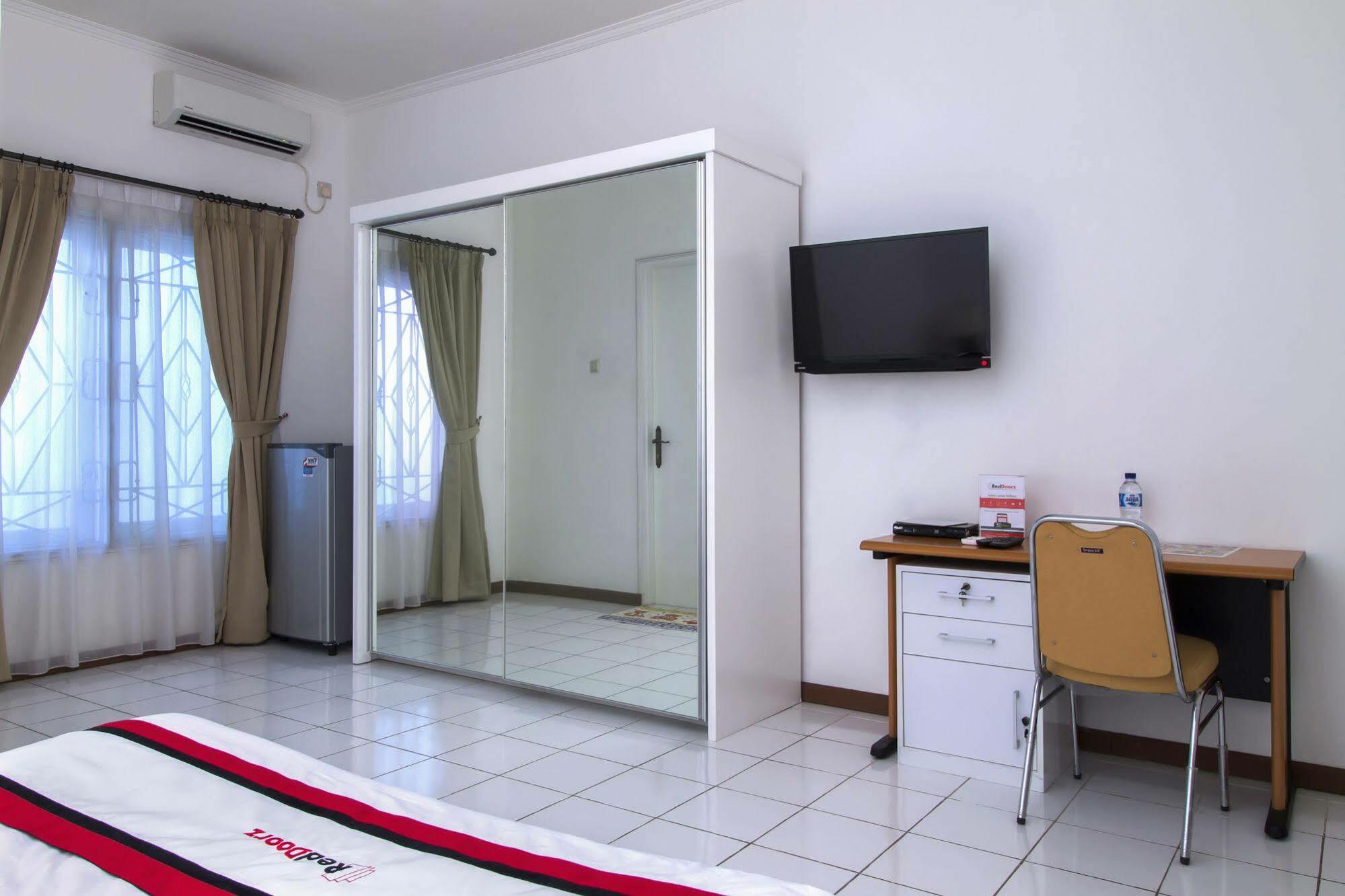 Reddoorz Plus @ Tendean Jakarta Kültér fotó