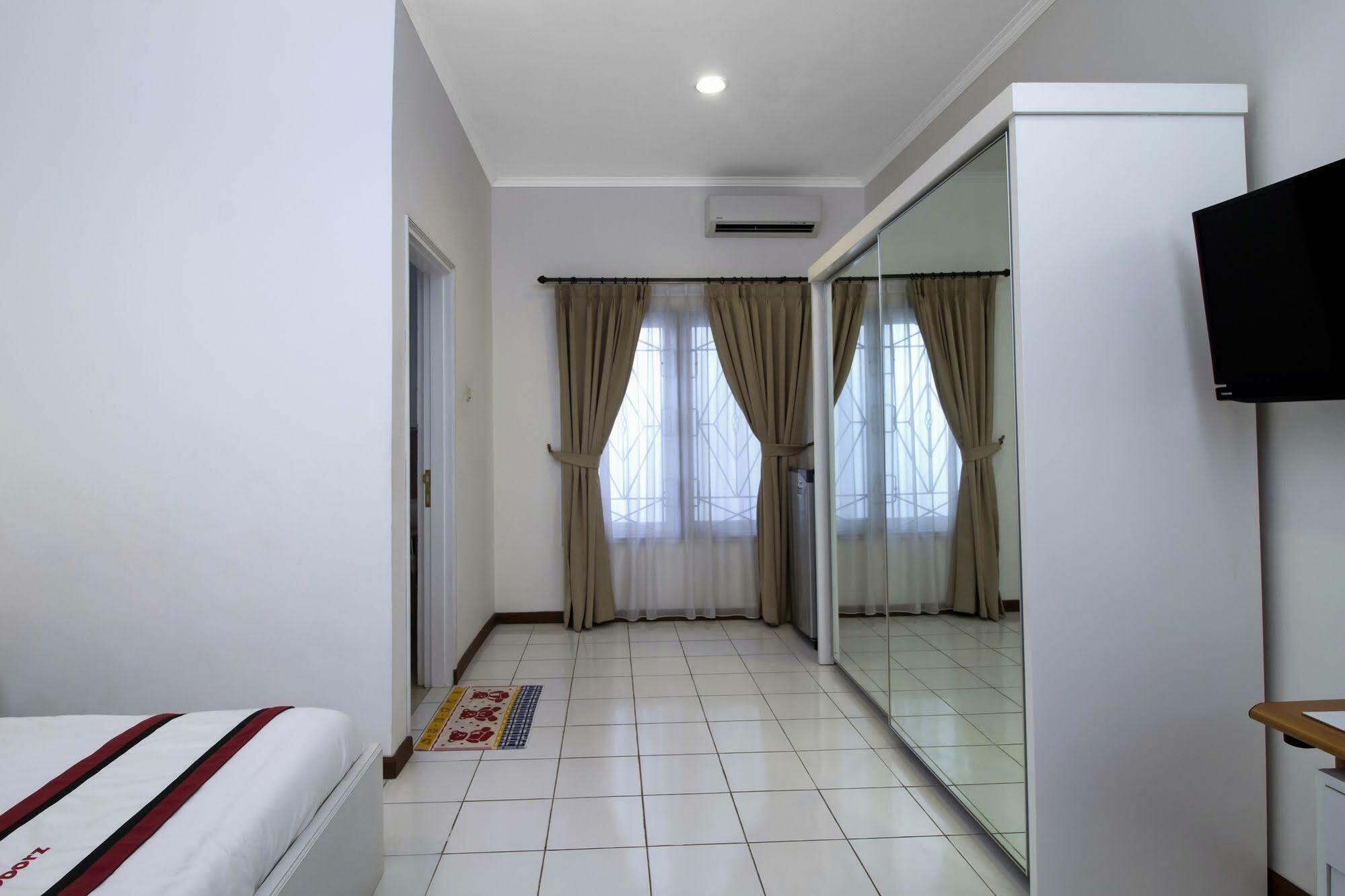 Reddoorz Plus @ Tendean Jakarta Kültér fotó