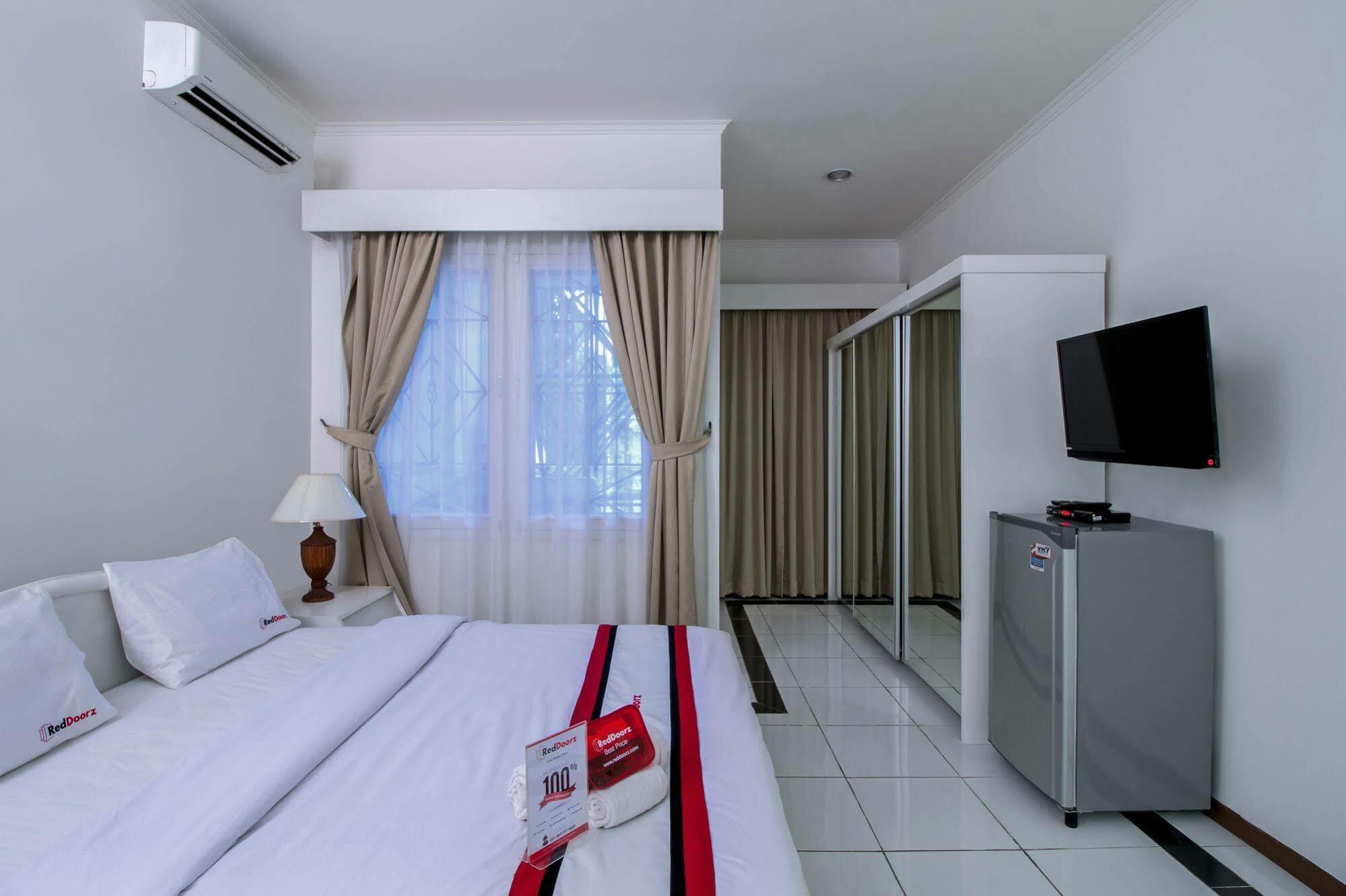 Reddoorz Plus @ Tendean Jakarta Kültér fotó