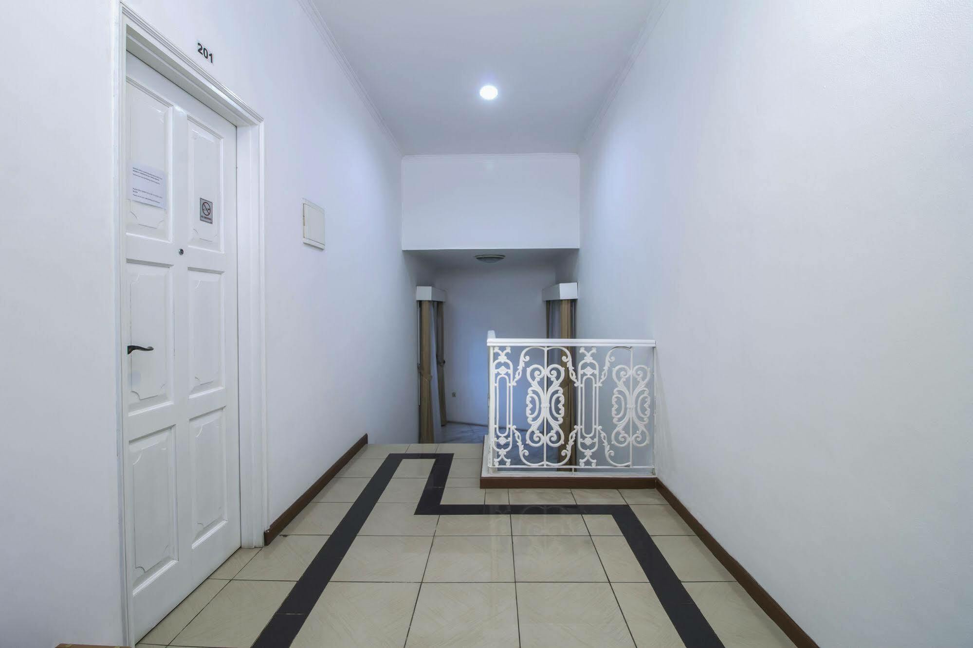 Reddoorz Plus @ Tendean Jakarta Kültér fotó